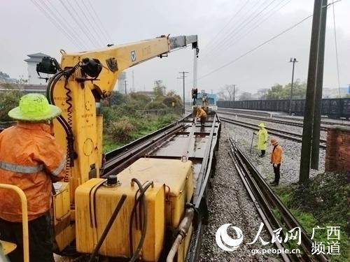 桂林工务段加强线桥设备检修 全力打造复工复产安全线路